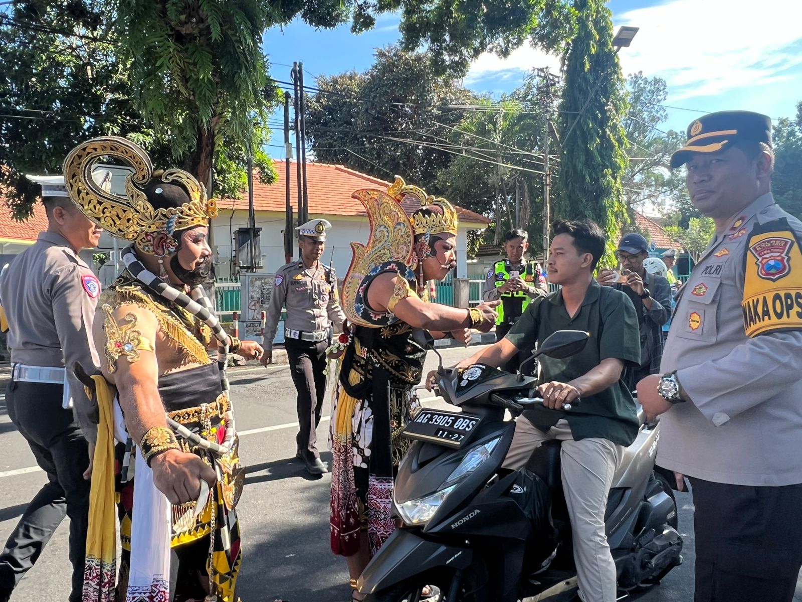 Dua wayang orang karakter Gatotkaca dan Werkudara mengedukasi pengendara akan pentingnya mematuhi rambu lalu lintas demi keselamatan di jalan raya, kemarin (2/1).