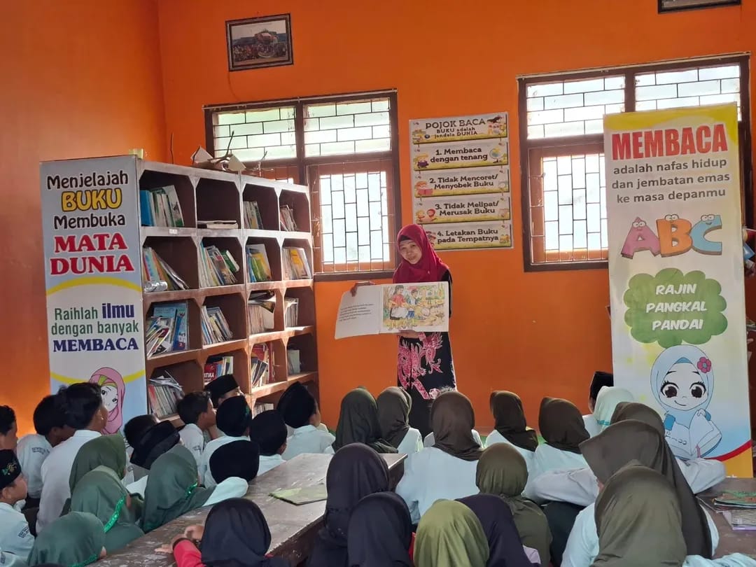 Layanan perpustakaan keliling dan layanan terpadu yang dikelola Dinas Perpustakaan dan Kearsipan (Dispusip) Kabupaten Blitar