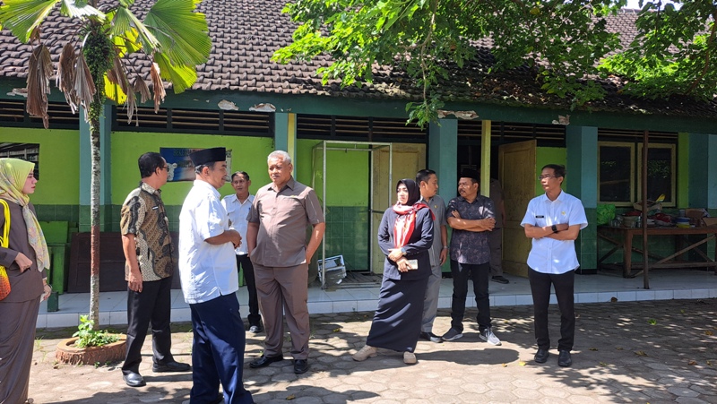 Komisi IV DPRD Kota Blitar dan Dispendik meninjau bangunan SDN Tlogo 02 Blitar yang terdampak proyek KDMP, Rabu (5/2/2026). 
