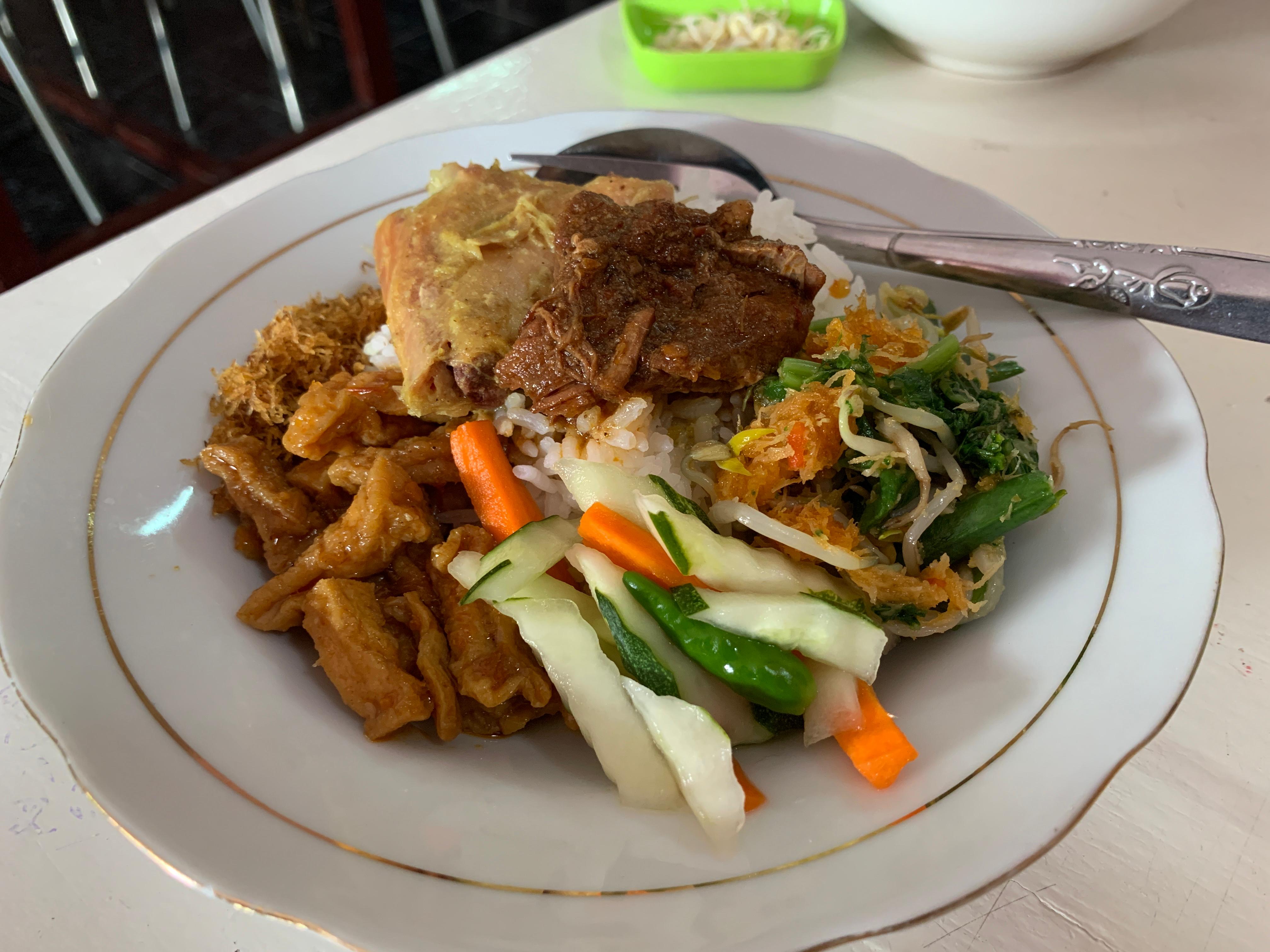 MENU FAVORIT: Nasi rames dan es buah menjadi padanan santapan yang mantap ketika mampir ke warung Es Mini 2 di Kota Blitar.