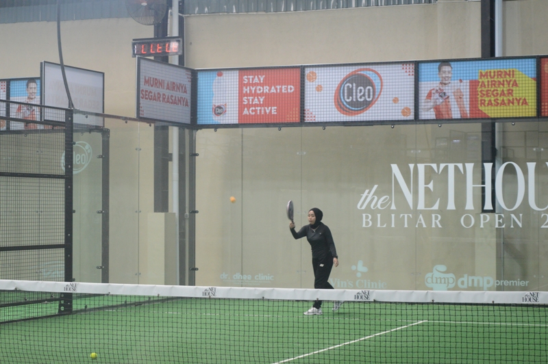 MIRIP TENIS: Sebagian masyarakat Blitar kini mengikuti tren olahraga padel.