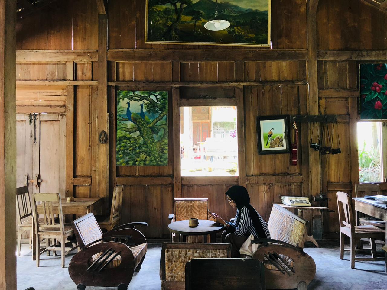 ASRI: Suasana tenang dan sejuk Warung Jujugan di Kelurahan Bendogerit, Kecamatan Sananwetan, Kota Blitar.