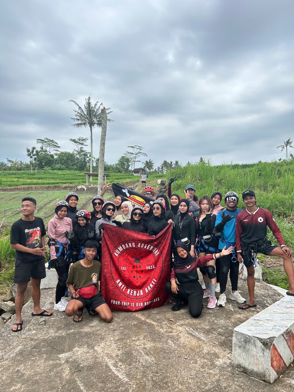 KOMPAK: Komunitas Kumbang Adventure bersama beberapa wisatawan saat akan menuju Air Terjun Jurug Bening.  Mengenal Komunitas Gen Z Kumbang Adventure Blitar