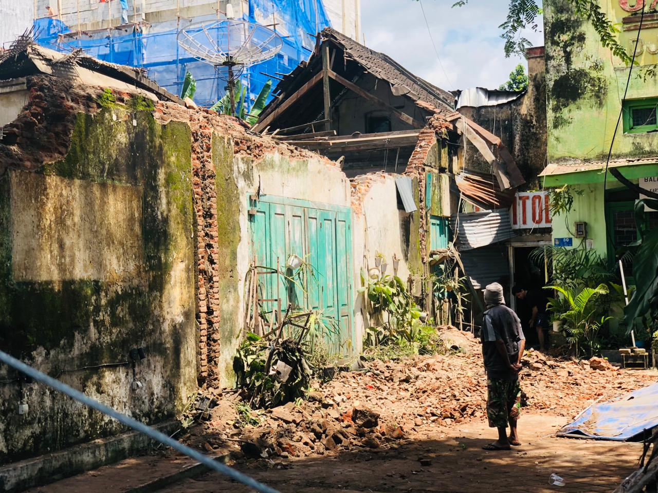 TAK ADA KORBAN: Bangunan atap rumah tua di Jalan Mastrip Kota Blitar yang terdampak gempa, Jumat (6/2) dini hari.