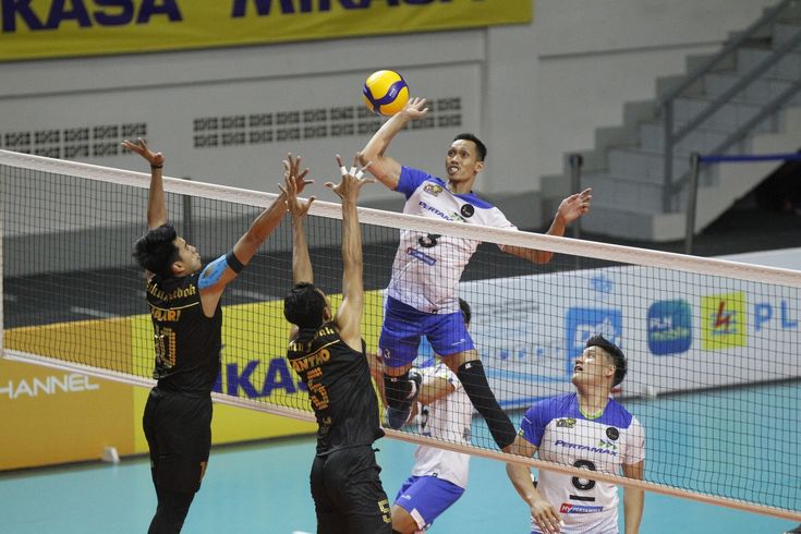 Aksi legenda voli Indonesia di Proliga kembali mencuri perhatian. Andri Widiatmoko tampil garang dan bikin pertahanan lawan kewalahan.