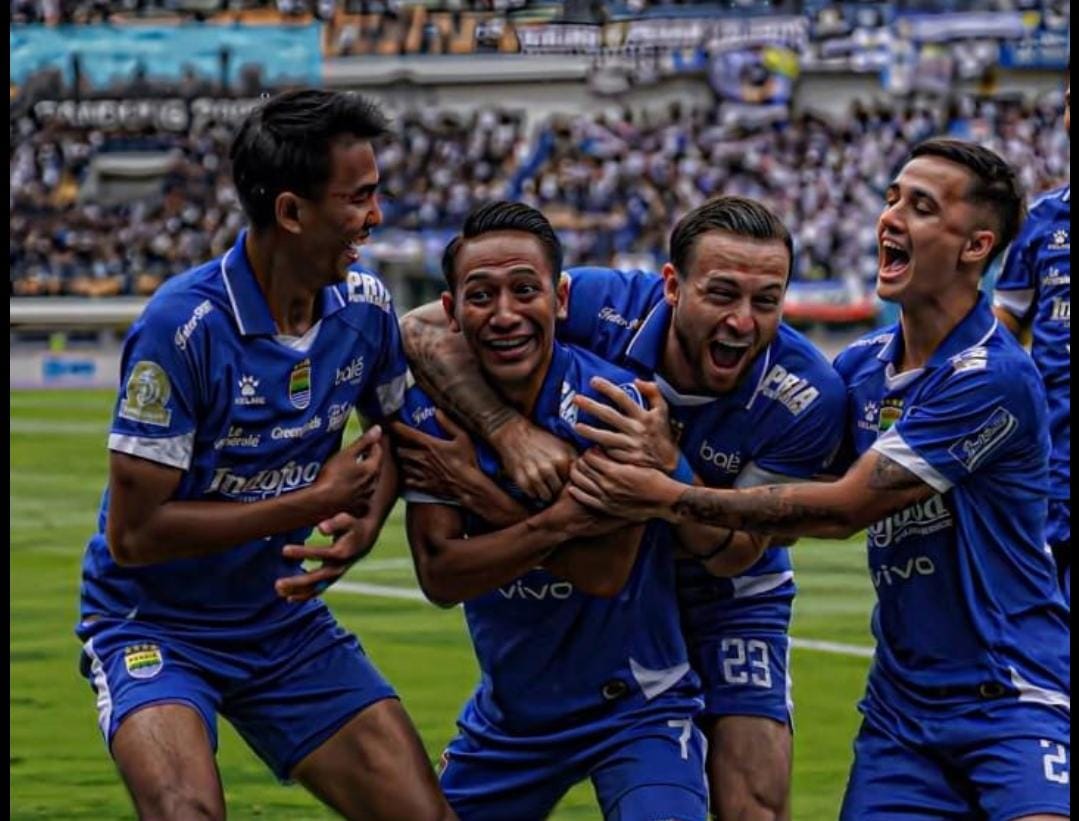 Persib Bandung bersiap menghadapi Malut United di pekan ke-20 BRI Super League 2025-2026, Kurzawa mendapat instruksi khusus untuk menjaga pertahanan.