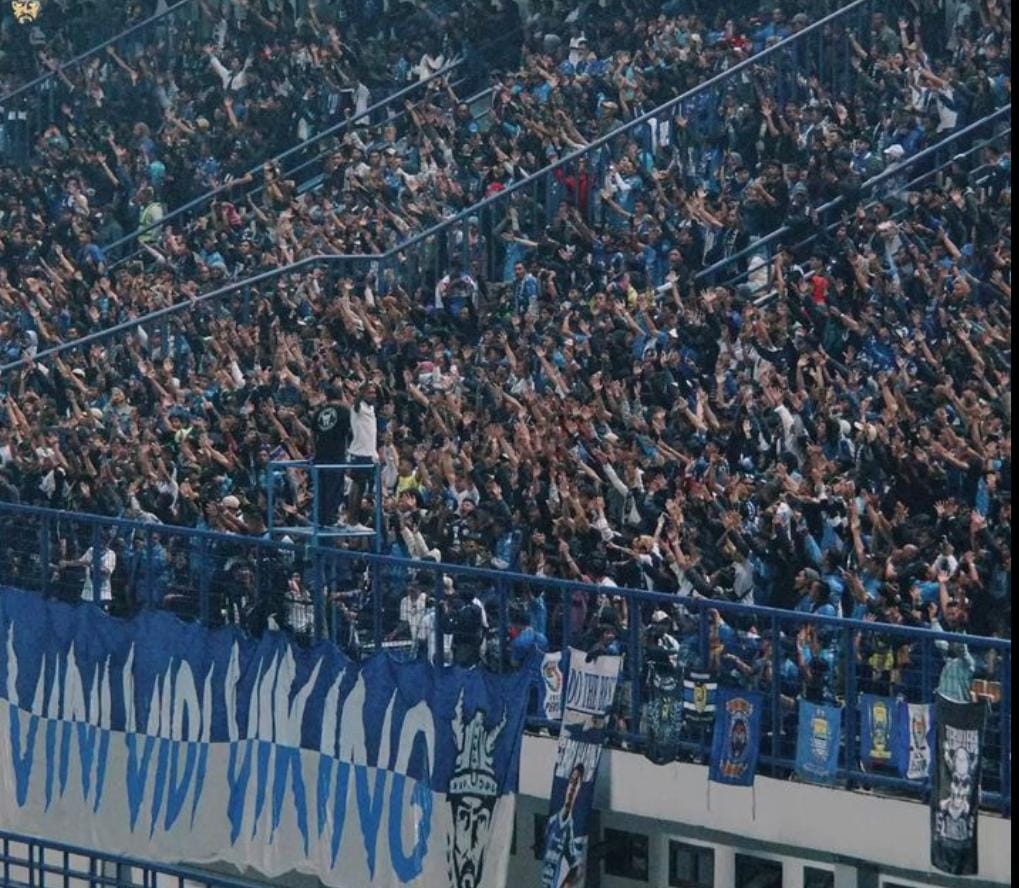 Persib menang lagi dan makin dekat puncak klasemen. Isu pemain baru hingga masa depan Bojan Hodak jadi sorotan bobotoh.