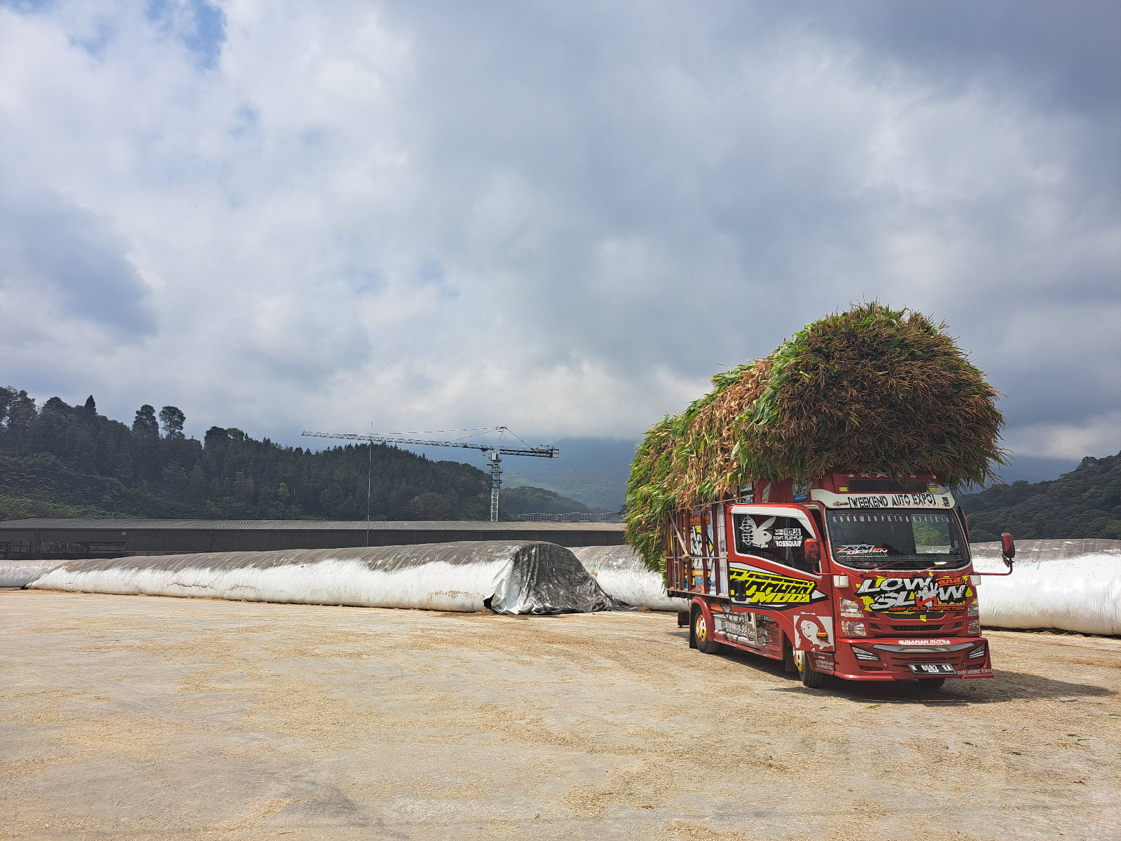POTENSI: Suasana aktivitas di pabrik susu Greenfield, Desa Ngadirenggo, Kecamatan Wlingi, yang menyumbang investasi di Kabupaten Blitar.