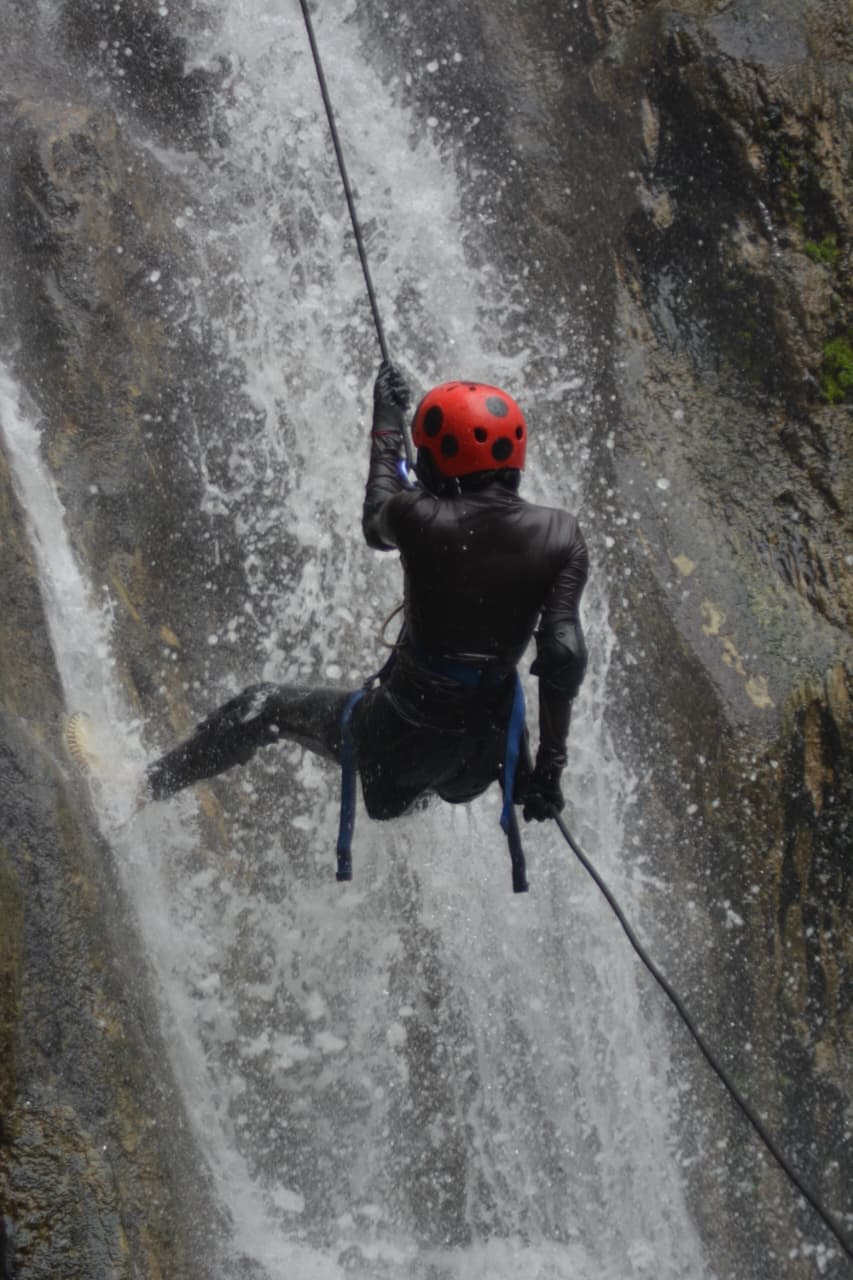 Kumbang adventure untuk radar blitar MENANTANG: Beberapa foto pewisata saat menikmati jasa canyoneering di air terjun Jurug Bening.  Komunitas Kumbang Adventure Blitar