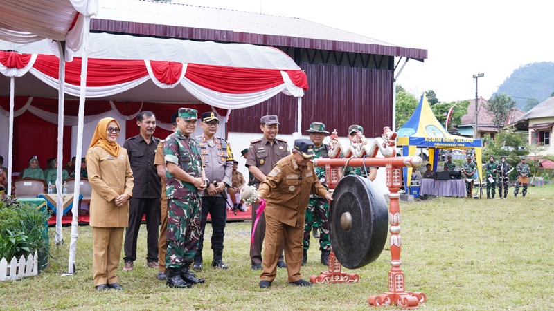 TINGKATKAN KESEJAHTERAAN: Bupati Blitar Rijanto resmi membuka program TMMD ke-127 Kodim 0808 Blitar di Gandusari, Selasa (10/2/2026).