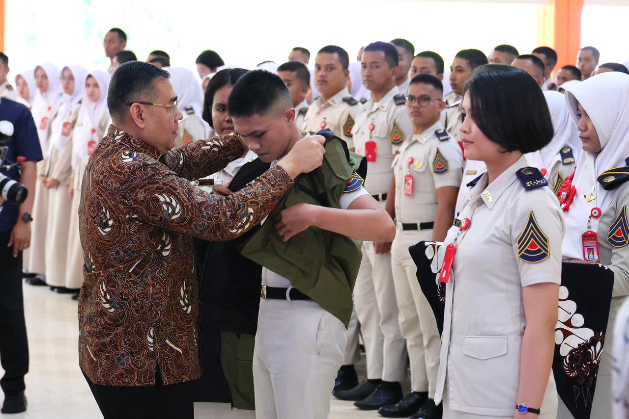 Wamen ATR Ossy Dermawan lepas 619 Taruna STPN untuk KKNP-PTLP 2026. Tekankan integritas dan penguatan data pertanahan nasional di 4 provinsi. Klik!