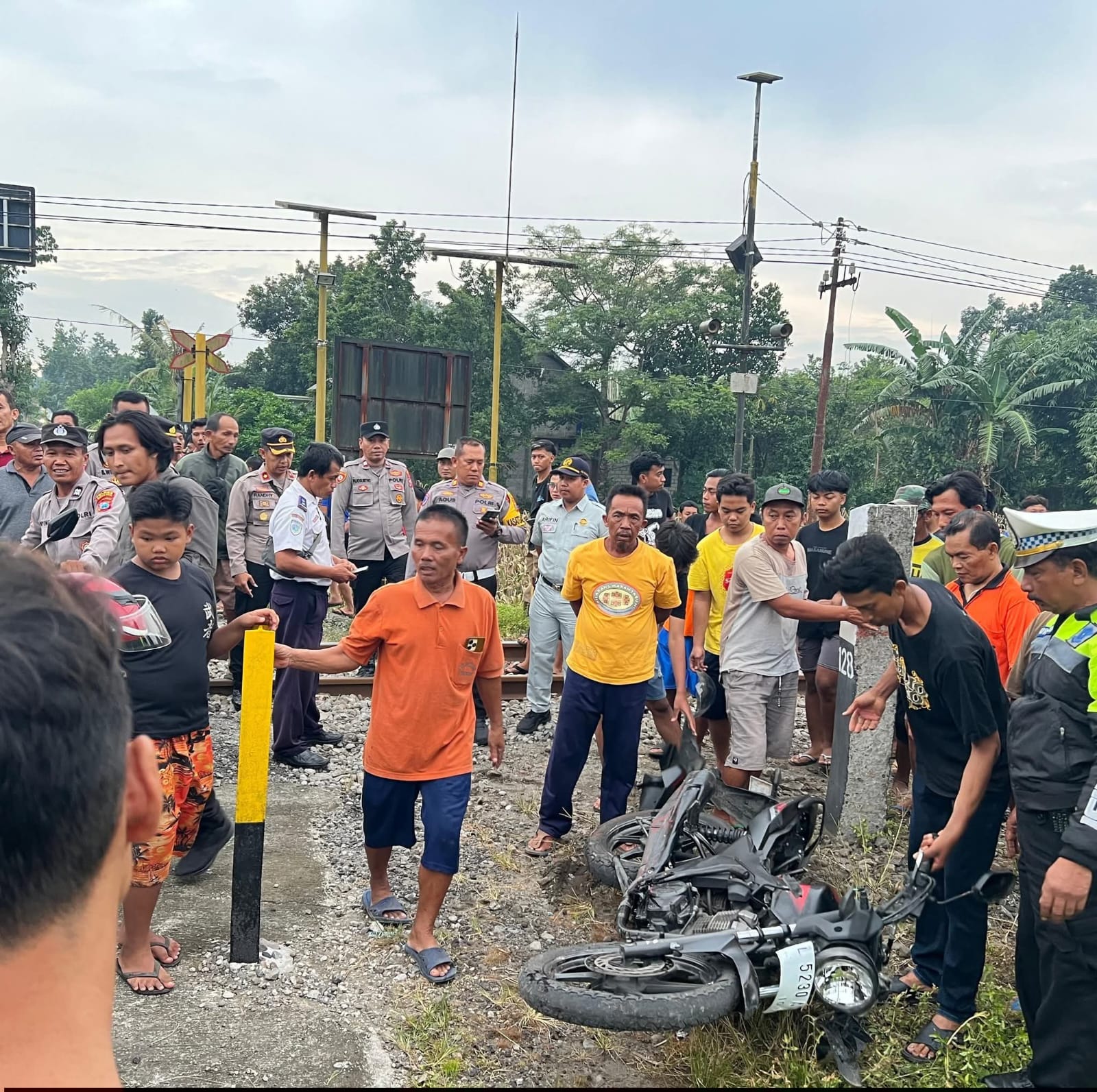 &lrm;PEMERIKSAAN: Satlantas Polres Blitar Kota saat mendatangi TKP motor vs kereta di Desa Ngaglik, Kecamatan Srengat, Rabu (11/2/2026).