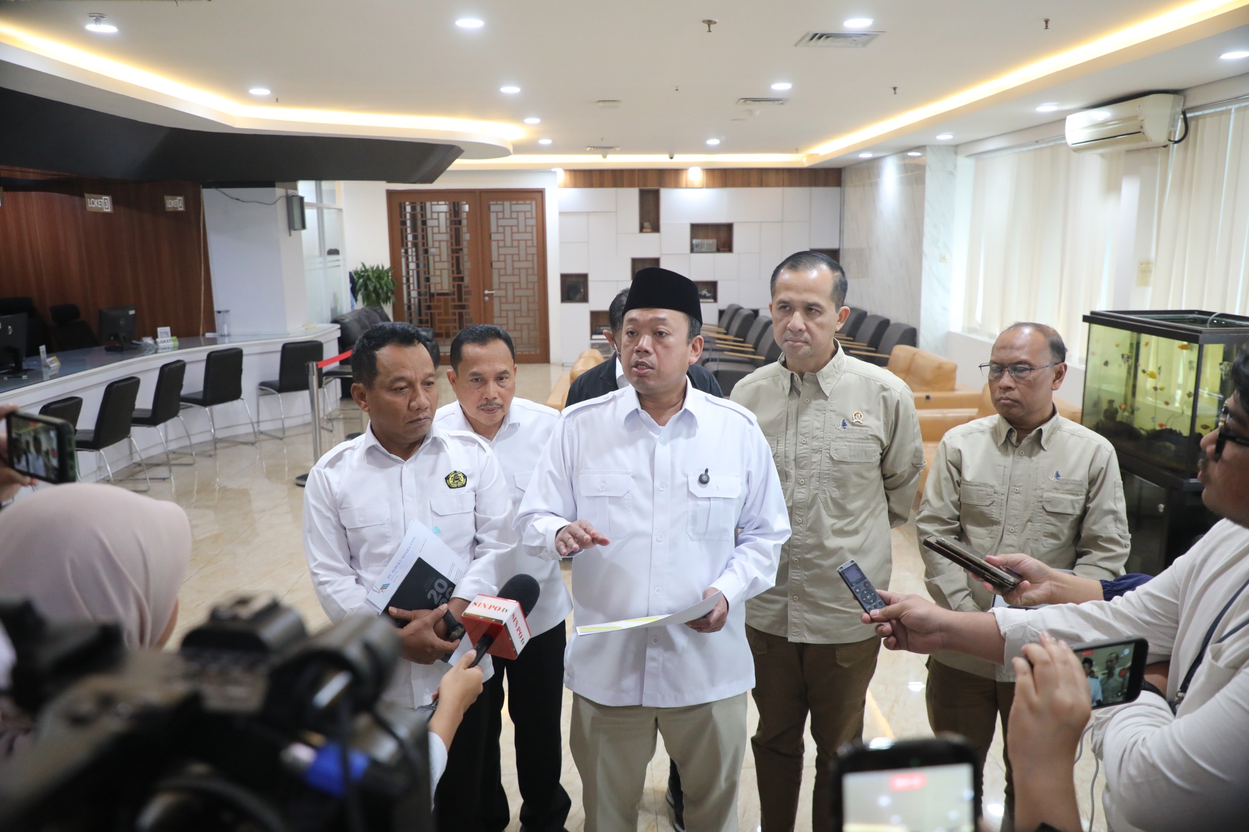 Menteri Nusron pulihkan 717 sertipikat transmigran & bekukan IUP perusahaan. Cek juga update BPNT Tahap 1 cair Rp600 ribu dan info pensiun TASPEN di sini.
