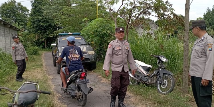 AWAN HILANG: Polisi imbau para petani agar tetap waspada saat meninggalkan sepeda motor di area persawahan. &lrm;