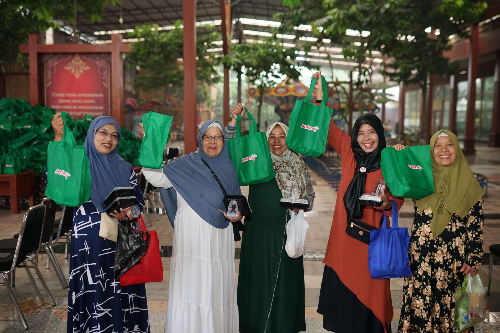 Warga Blitar menerima paket Anlene saat acara NUconomic Festival 2026.