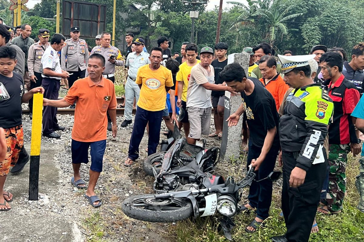 &lrm; Main HP, Pemotor Tewas Tertabrak KA Diduga Melintas Tak Waspada &lrm;Di Perlintasan Tanpa Palang Pintu Ngaglik