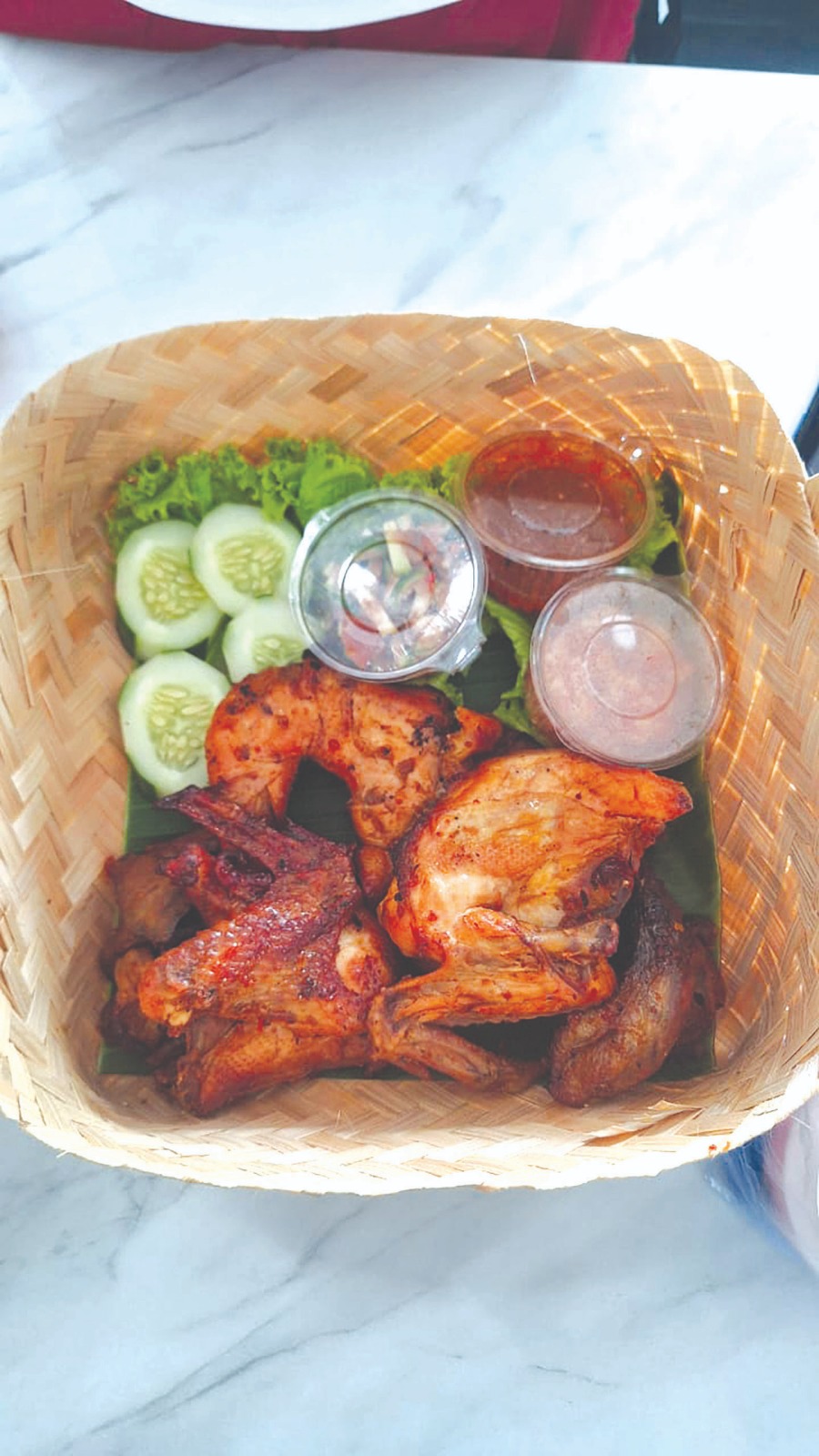 SUNARMI/DEPOT TACIK GENTONG UNTUK RADAR BLITAR NIKMAT: Menu ayam bakar taliwang jadi menu unggulan di Depot Tacik Gentong.