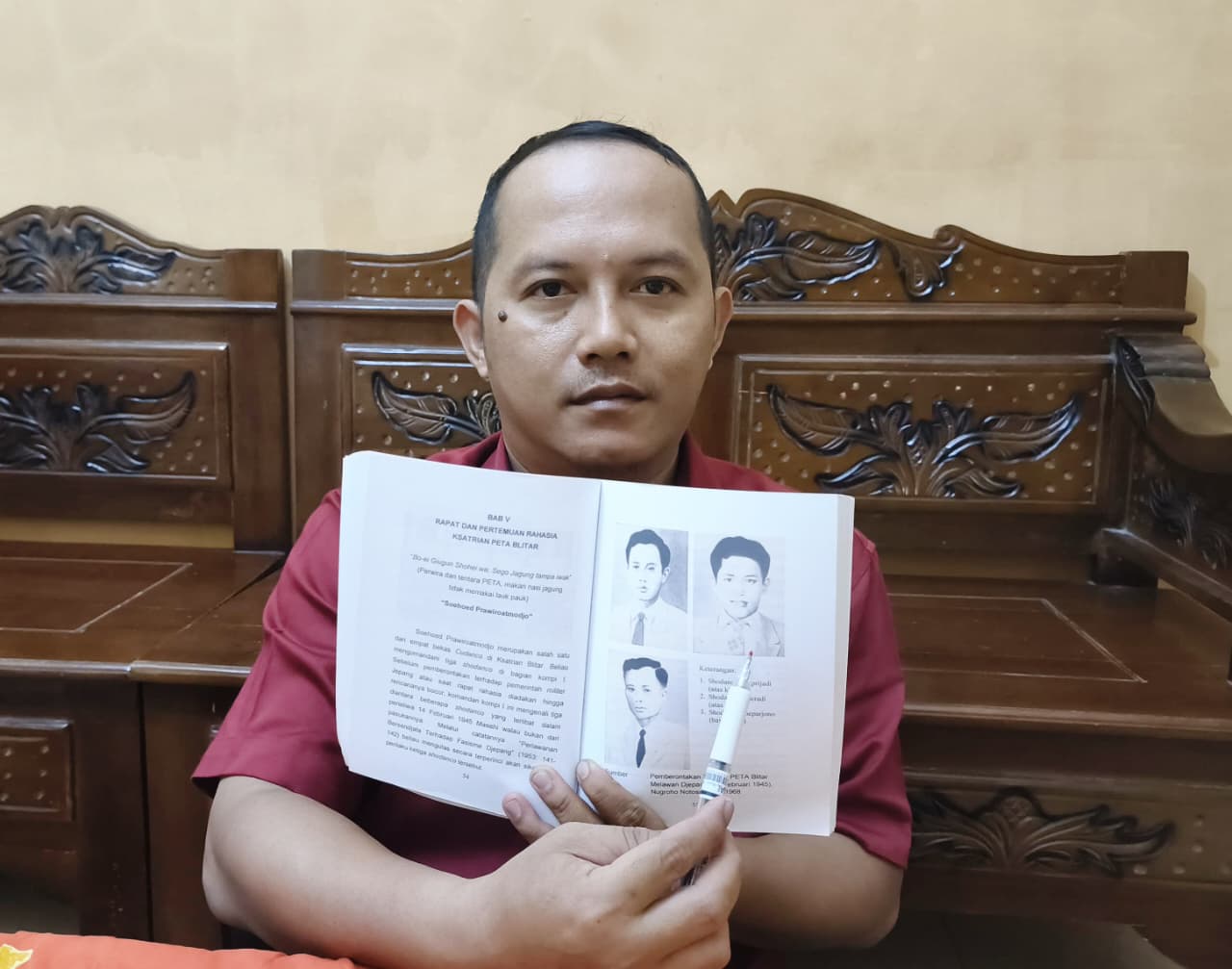 PAHLAWAN: Ferry Riyandika saat menunjukkan foto wajah Shodanco Moeradi yang merupakan tokoh penting dalam perjuangan PETA Blitar.