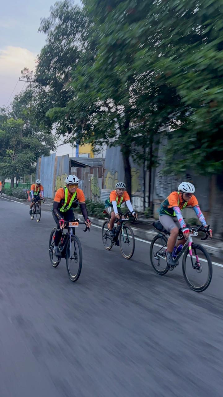 MENANTANG: Sekda Kota Blitar, Priyo Suhartono (dua dari kiri) melaju kencang bersama pebalap lain di EJJ 2026. 
