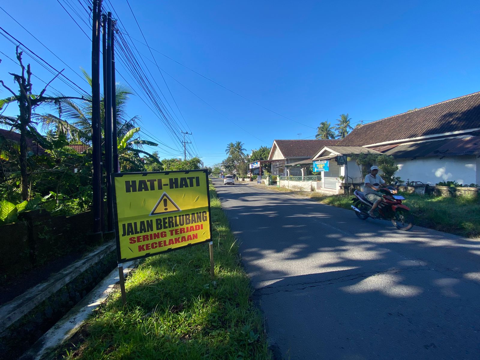 &lrm;AWAS: Warga setempat memasang peringatan rawan kecelakaan di sekitar lokasi jalan rusak di Desa Bangsri, Kecamatan Nglegok.