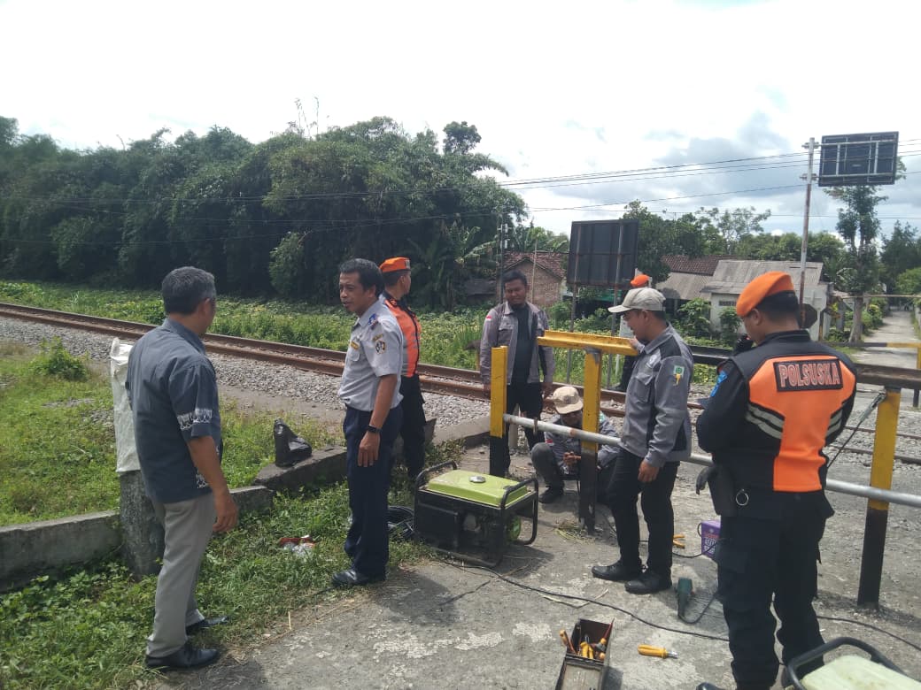 &lrm;TUTUP TOTAL: Penutupan perlintasan sebidang di Desa Ngaglik, Kecamatan Srengat, yang baru memakan korban jiwa.