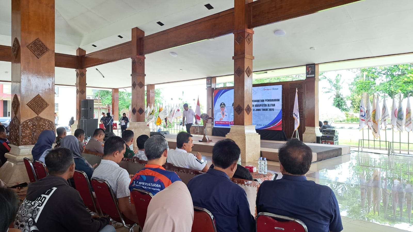 Pemkab Blitar memberikan reward kepada puluhan atlet berprestasi di Porprov dan Sea Games.
