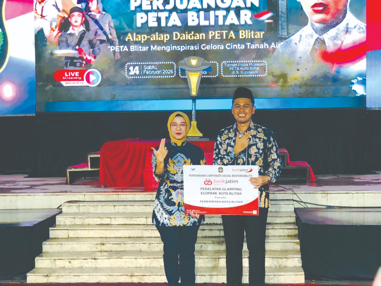 BERMANFAAT: Pimpinan Bank Jatim Cabang Blitar, Five Seodisa Adha menyerahkan simbolis bantuan CSR 2025 untuk pengembangan wisata Eco Park Joko Pangon, Sabtu (14/2/2026).
