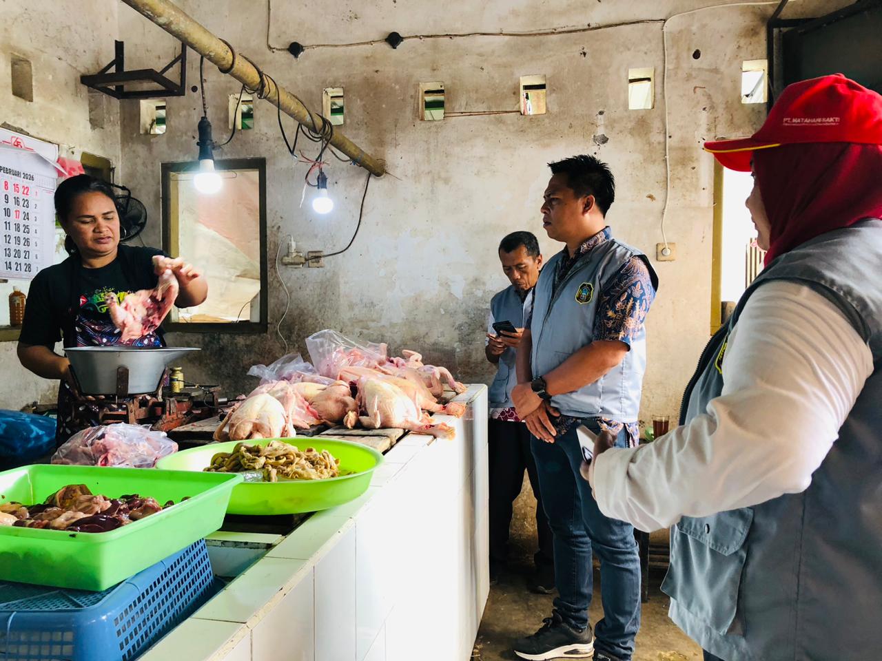MASIH AMAN: Satgas Pangan Kota Blitar mengecek harga dan stok ayam potong di Pasar Legi beberapa waktu lalu.