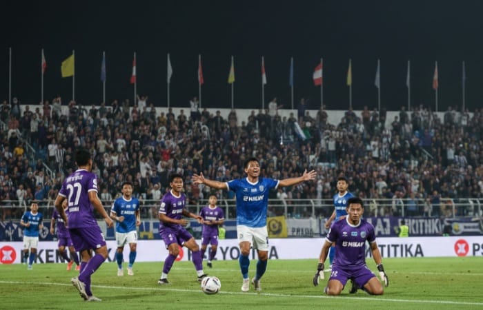 Persik Kediri vs PSIM Yogyakarta berakhir 2-2, John Toral dan Ezra Walian cetak gol, Ezekiel Vidal borong dua gol dramatis.