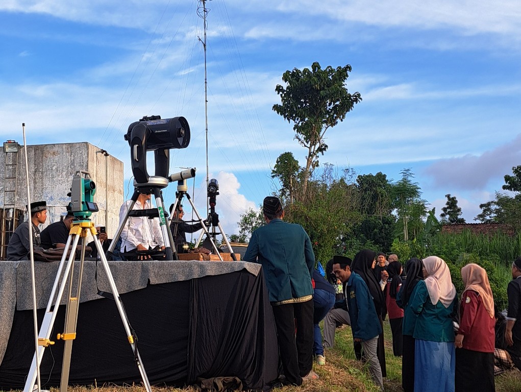 TUNGGU KEPUTUSAN: Rukyatul hilal tahun lalu di Bukit Banjarsari, Kecamatan Wonotirto.