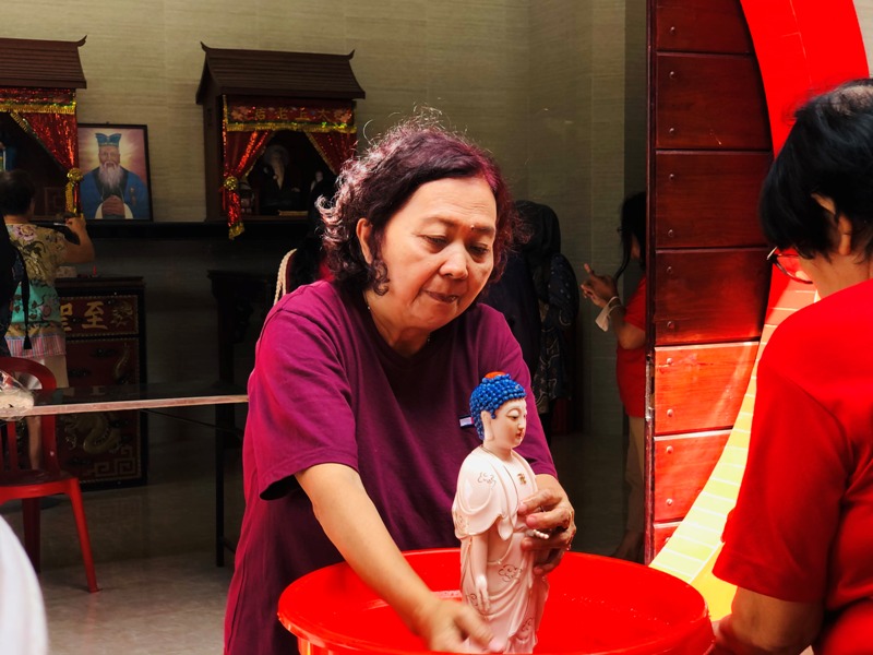 BERSUKACITA: Jemaah Kelenteng Poo An Kiong membersihkan rupang sebagai bagian dari persiapan perayaan Tahun Baru Imlek 2577, Jumat (12/2) lalu.