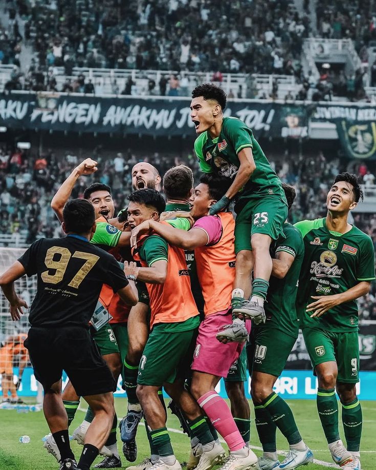 Persija Jakarta tertinggal dari Persib Bandung di Super League 2026. Mauricio Souza kirim pesan tegas usai kalah dari Arema FC.