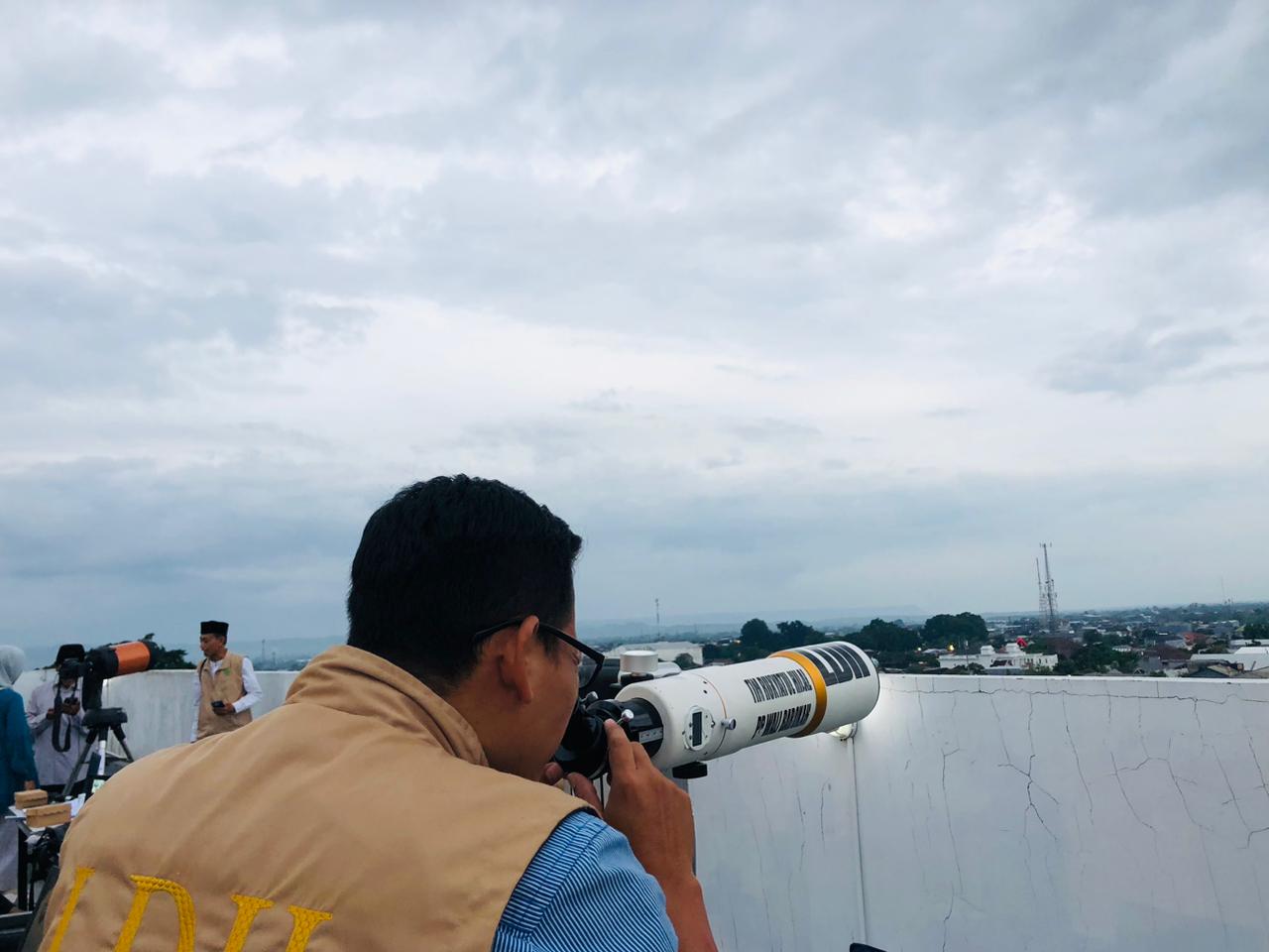 BELUM TAMPAK: Perukyat Kemenag Kota Blitar melihat penampakan hilal dengan menggunakan teropong di rooftop Hotel Santika.