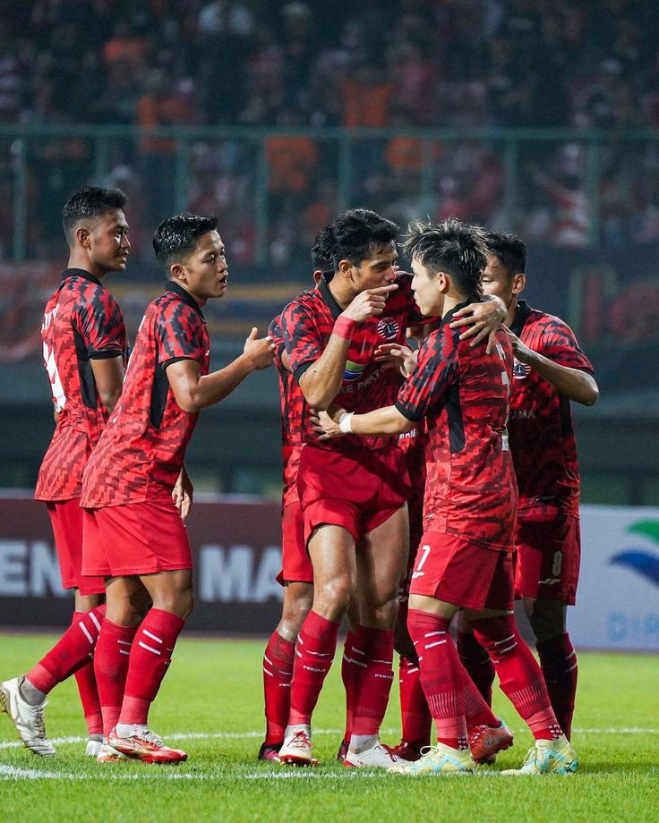 Persija Jakarta kalahkan Bali United, laga sempat dihentikan flare suporter dan Mauricio Souza disorot Jack Mania.