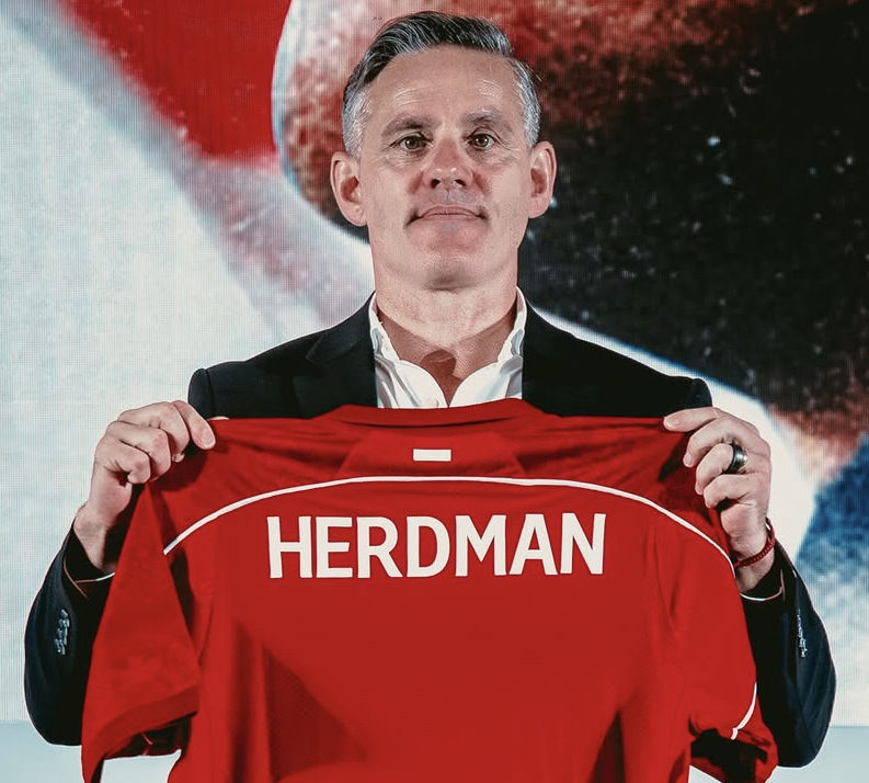 Indonesia patut berbangga memiliki pelatih dengan dedikasi tinggi seperti John Hartman, pelatih asal Inggris.