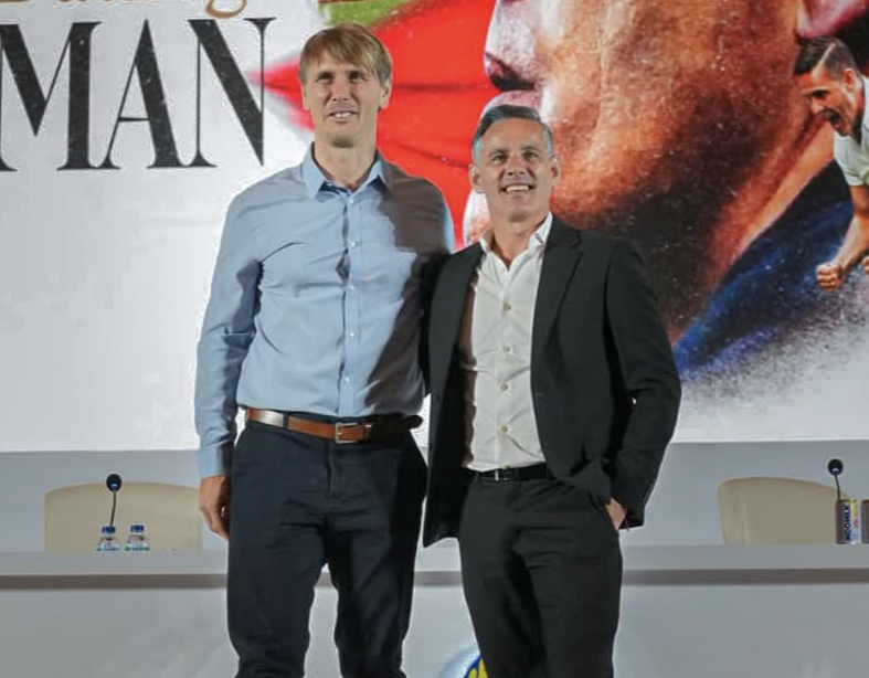 Taktik John Hertman Timnas Indonesia terungkap: formasi 3 bek, wing play agresif, dan high press jadi fondasi era baru Garuda.