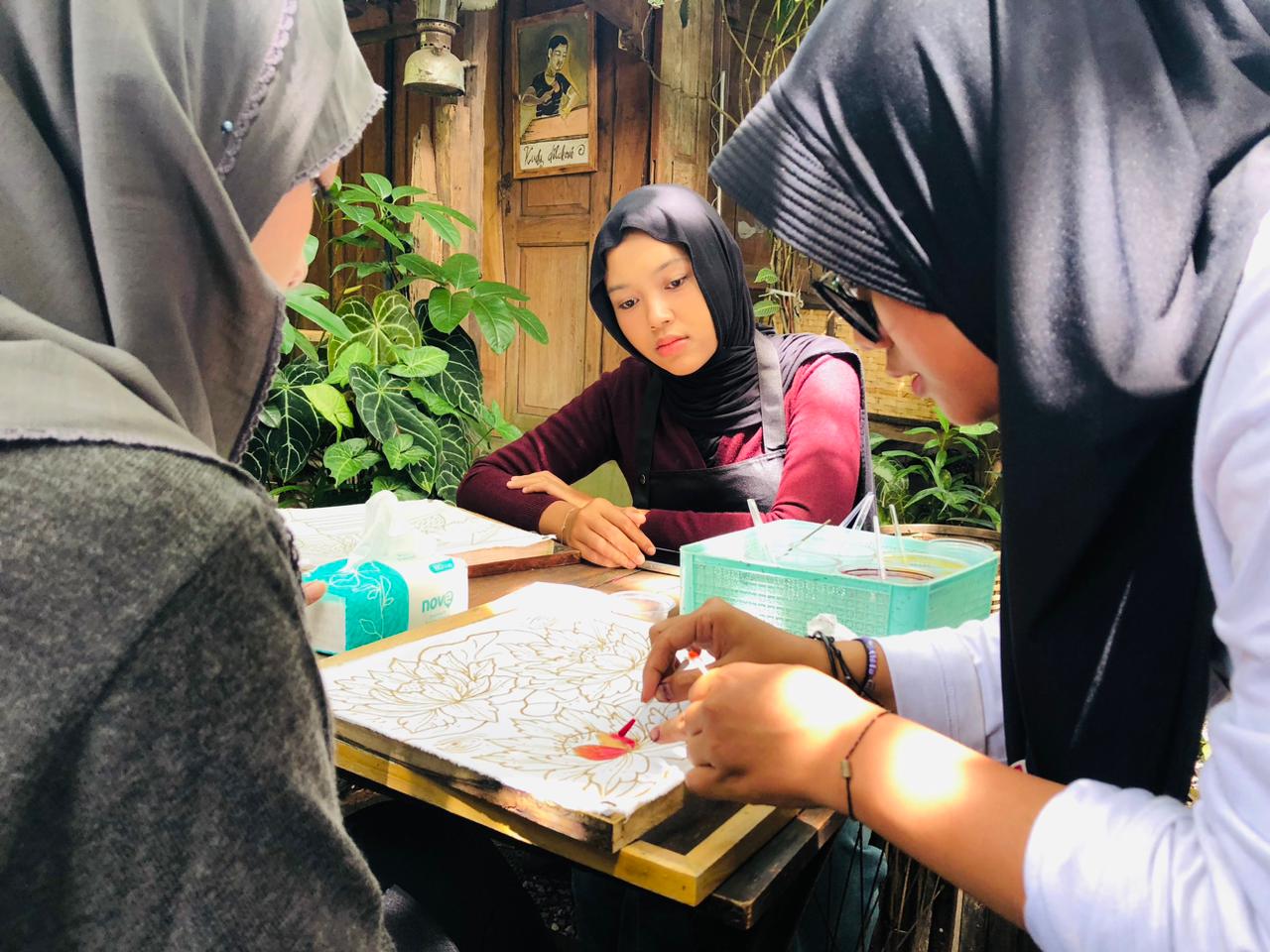 Edukasi Budaya Kelas Batik Djojo Koesoemo di Garum  Belajar sambil Ngopi, Mulai Terima Undangan Luar daerah Suasana tenang di pinggir sawah Dusun Sawahan, Desa Pojok, Kecamatan Garum, menjadi latar un