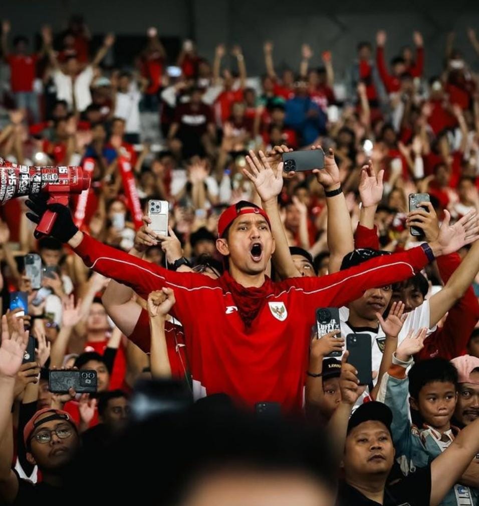Ultras Garuda menjadi motor dukungan Timnas Indonesia, menyatukan suporter nasional dan menghidupkan rivalitas panas Indonesia vs Malaysia.