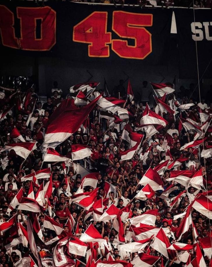 Fenomena suporter Ultras di Indonesia semakin populer, berawal dari PSS Sleman hingga menjadi gaya hidup baru dalam dunia sepak bola nasional.