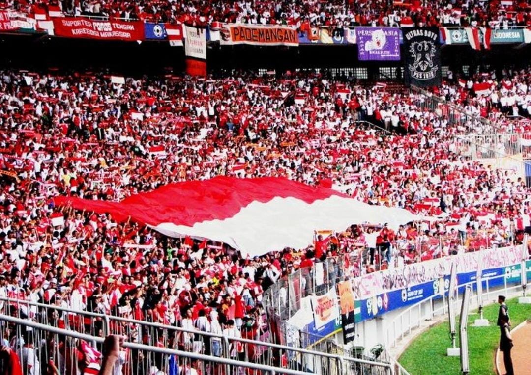 La Grande Indonesia dan Ultras Garuda jadi kekuatan tribun Timnas Indonesia dengan koreografi spektakuler dan dukungan tanpa henti.