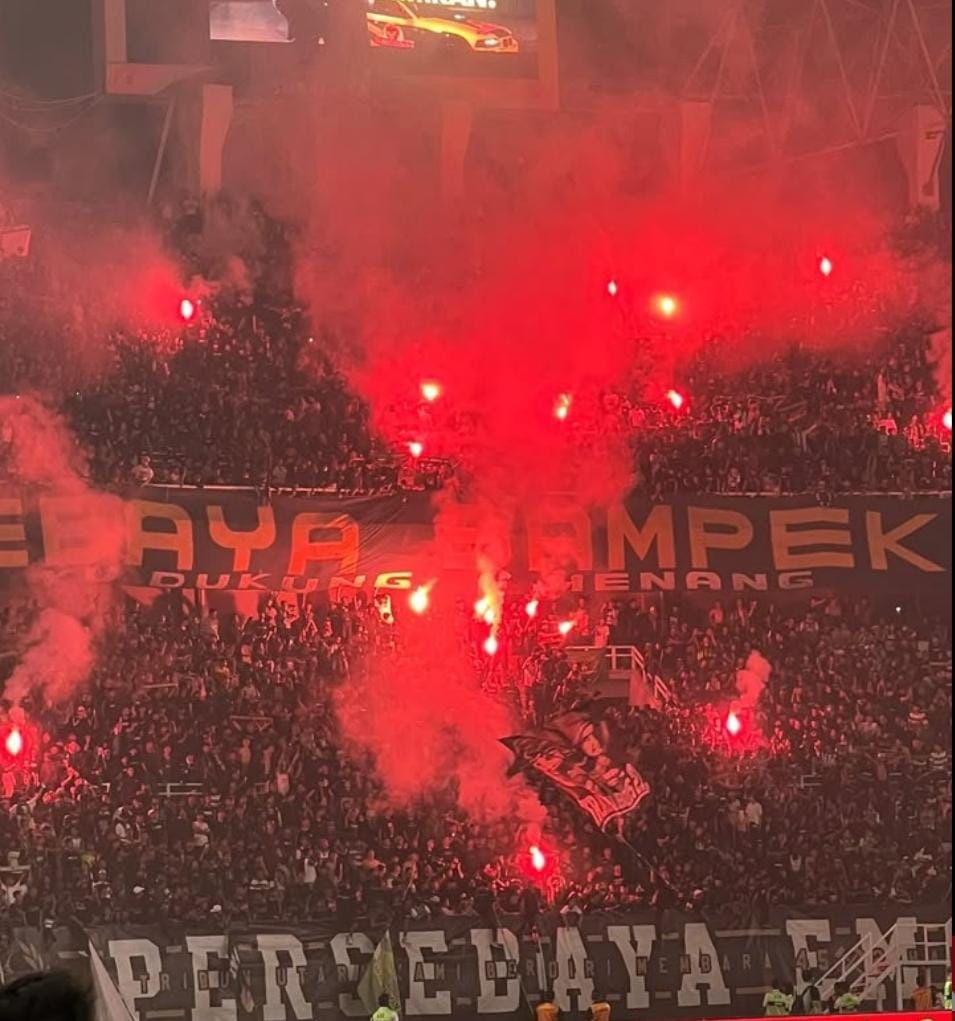 Persebaya vs Persija Jakarta menghadirkan rivalitas sehat. Bonek dan Jakmania sepakat menjaga GBT dan menolak rasisme di sepak bola.