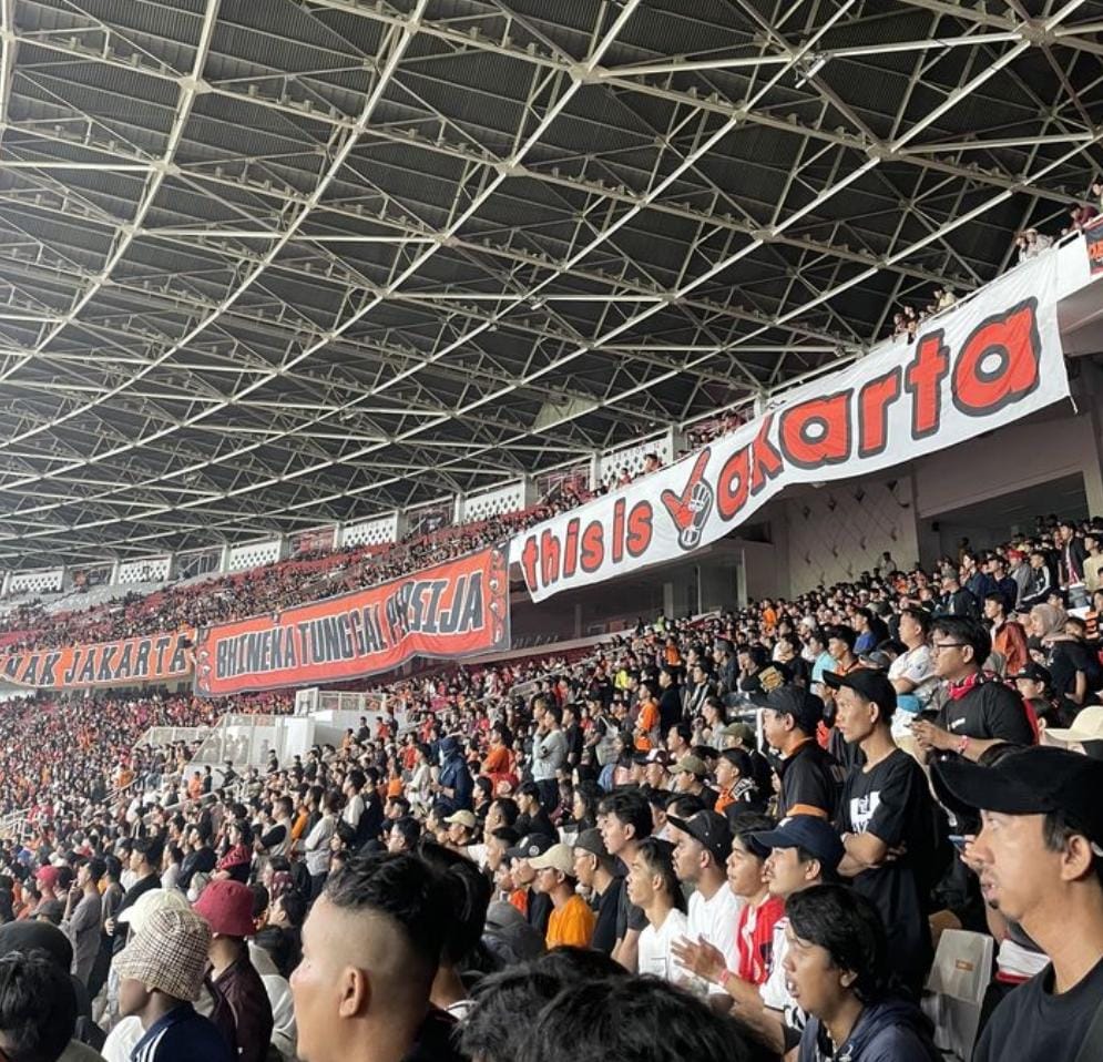 The Jakmania menjadi suporter setia Persija Jakarta dengan loyalitas tinggi, kreativitas tribun, dan sejarah panjang dukungan sepak bola Indonesia.