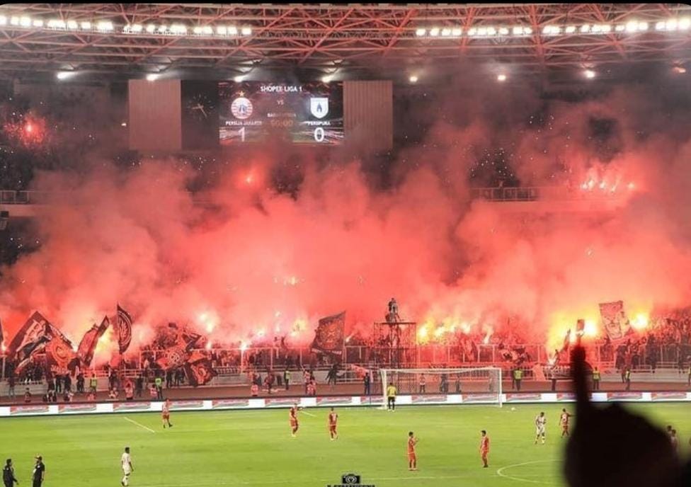 Sejarah The Jakmania dari komunitas kecil hingga menjadi suporter terbesar Persija Jakarta dengan pengaruh besar di sepak bola Indonesia.
