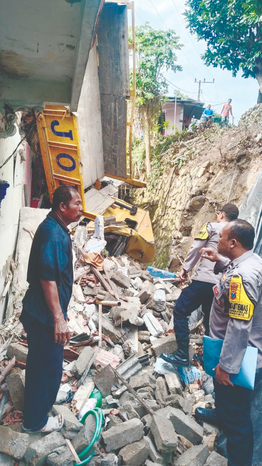 Rem Blong, Truk Timpa Rumah Warga Kerugian Capai Rp 60 juta
