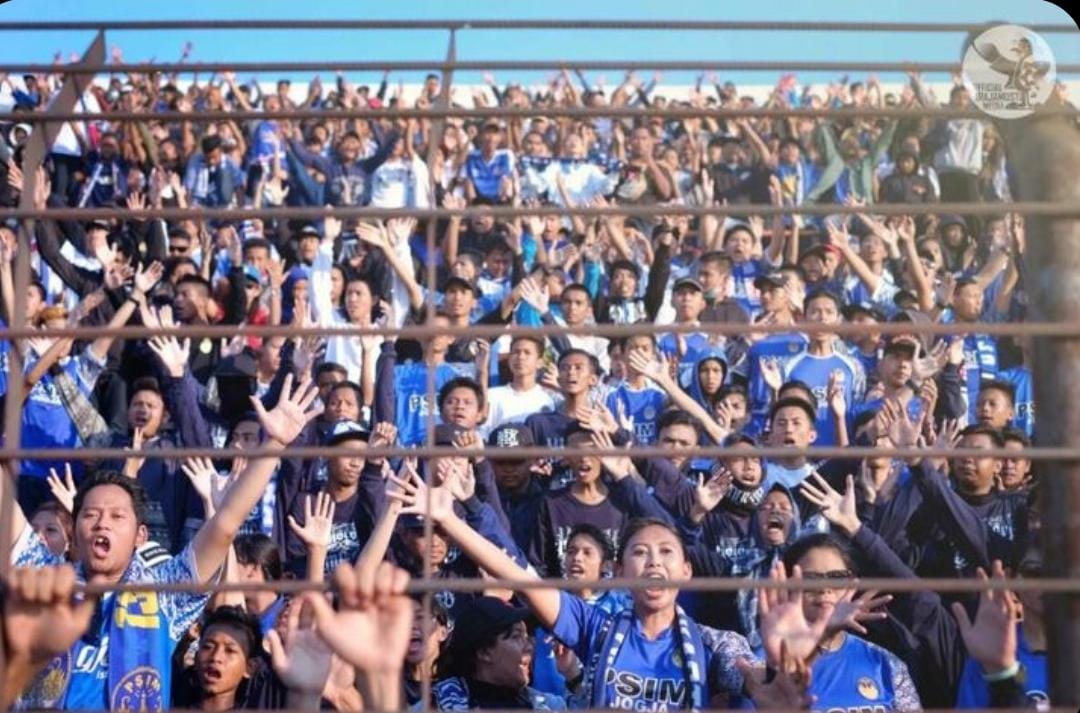 Sejarah Aremania dan filosofi Salam Satu Jiwa mengungkap perjalanan suporter Arema FC yang penuh solidaritas dan identitas budaya.
