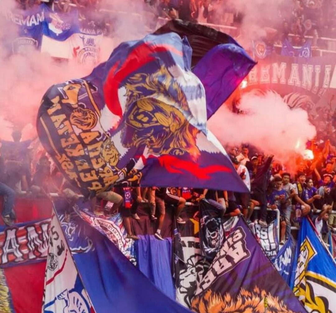 Sejarah Aremania bermula dari komunitas suporter Arema hingga menjadi ikon pendukung sepak bola Indonesia yang dikenal dengan Salam Satu Jiwa.