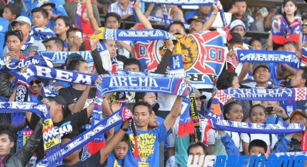 Arema FC terancam bubar usai tragedi Kanjuruhan dan konflik internal. Simak kronologi dualisme liga hingga krisis klub Singo Edan.