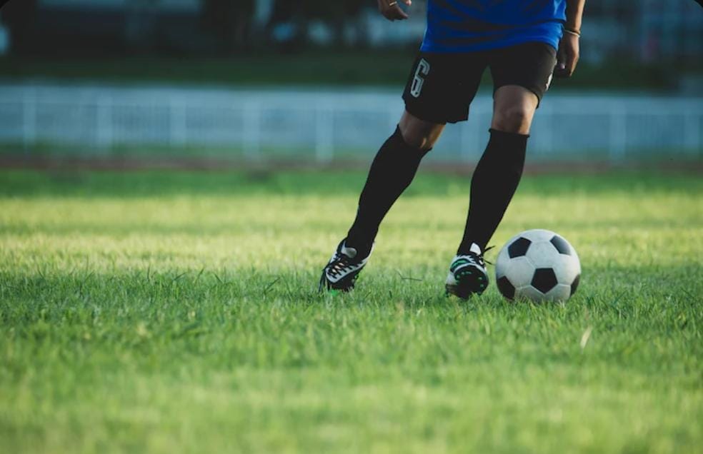 Sejarah sepak bola dunia bermula dari Cina kuno hingga berkembang menjadi olahraga paling populer melalui FIFA, Olimpiade, dan Piala Dunia.