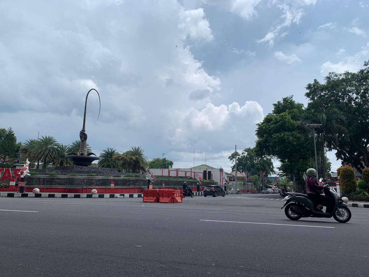 TINGKATKAN EKONOMI: Jalan Kenanga menjadi salah satu spot pasar takjil yang dibuka oleh Pemkot Blitar.   