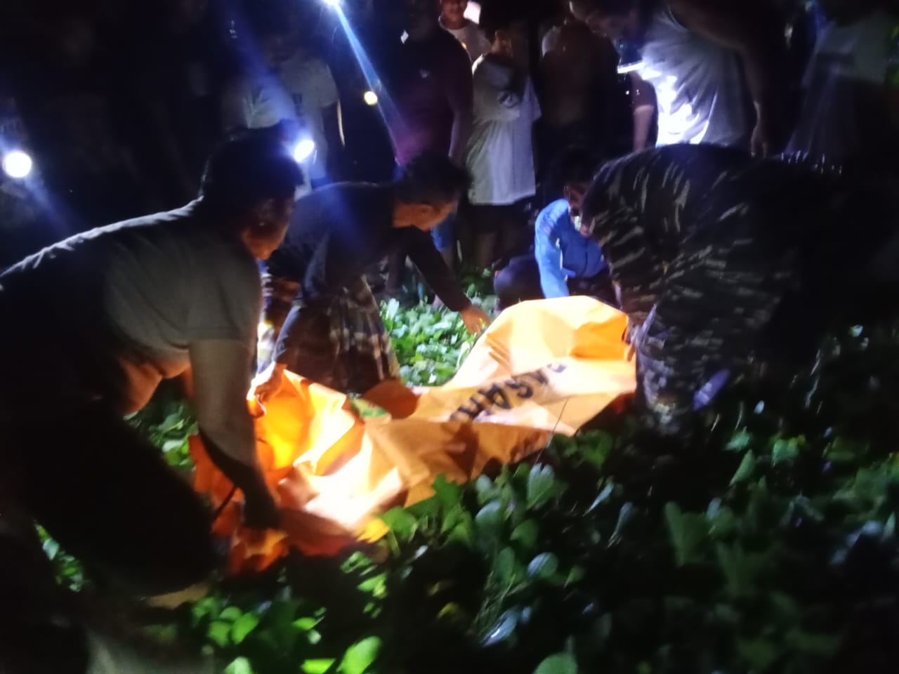 Seorang penyelam pencari ikan asal Desa Tambakrejo, Rudi Purwanto (34), ditemukan meninggal dunia usai terbawa arus di Pantai Gumiling.